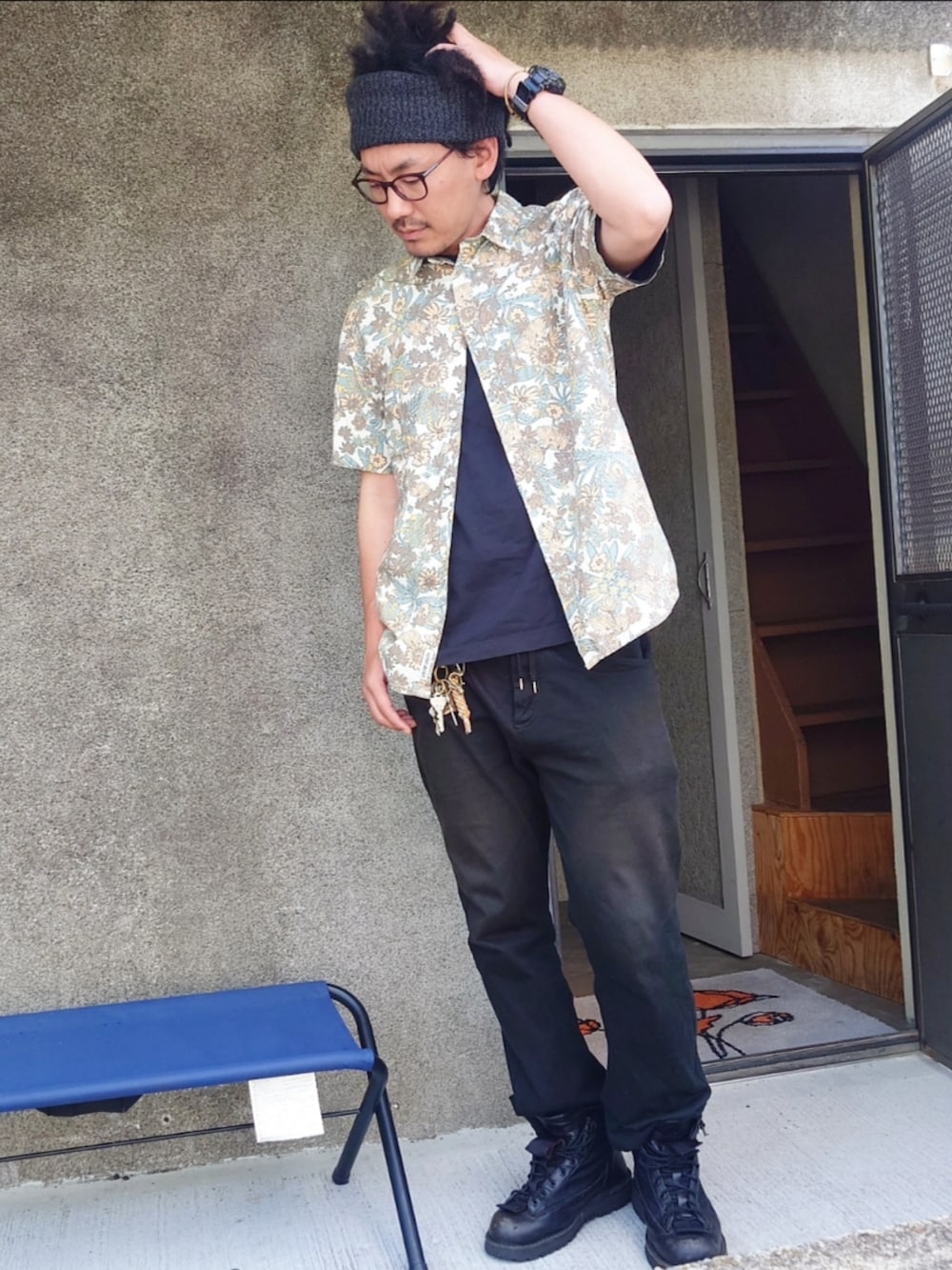 グリーン系のシャツ/ブラウスを着用したメンズの春コーディネートの2枚目の写真