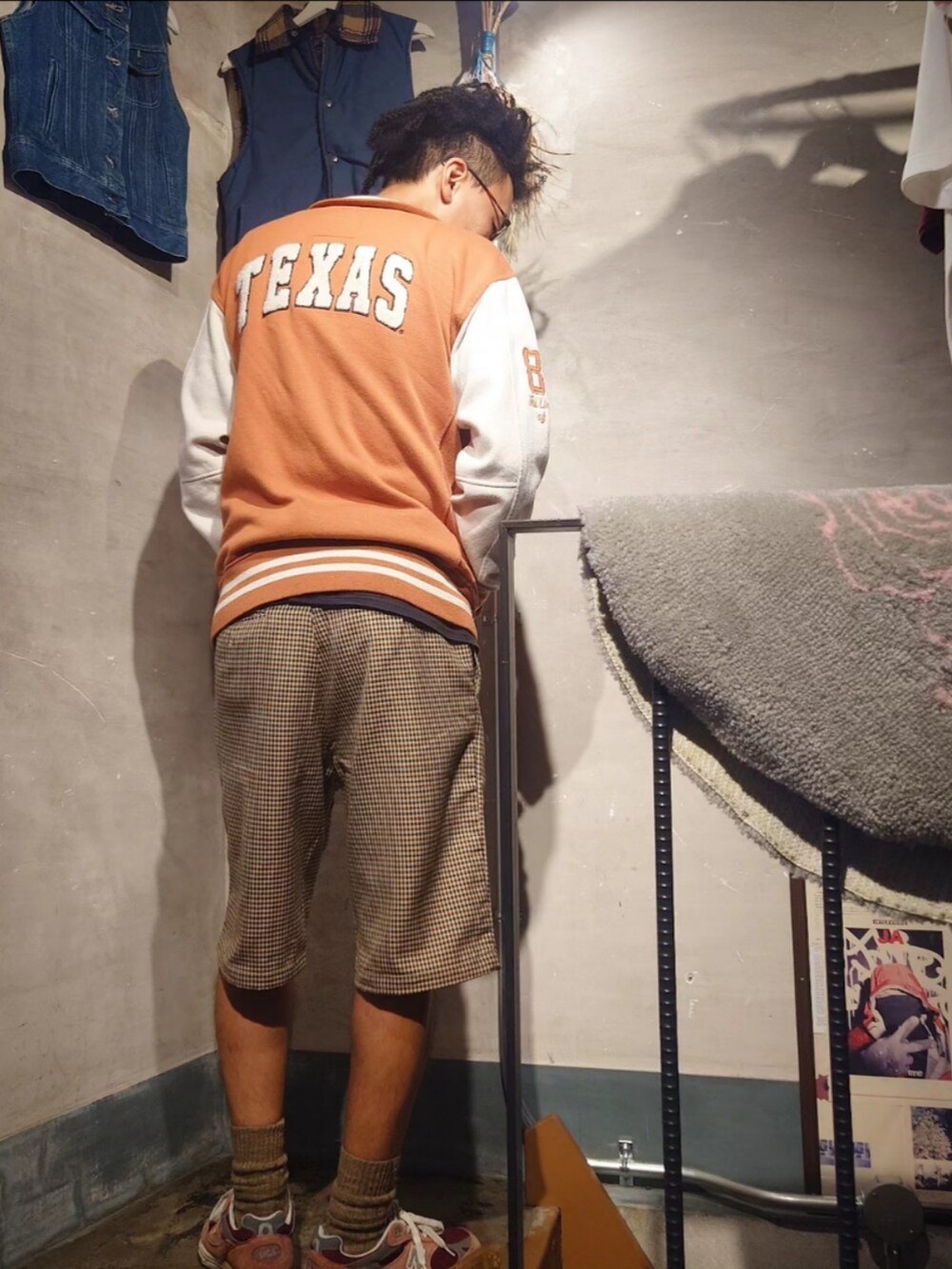 「秋服まるっと大公開、オーバーサイズ、今日のコーデ、カジュアルコーデ、秋、秋服コーデ、ハーフパンツ、スタジャン、秋カラー、古着、古着MIX、古着コーデ、古着好きな人と繋がりたい、古着屋、スニーカー」｜「古着のアイテム（スタジャン、オレンジ系）」を使った、tatatataさん（メンズ・182cm）の秋コーディネートの5枚目の写真