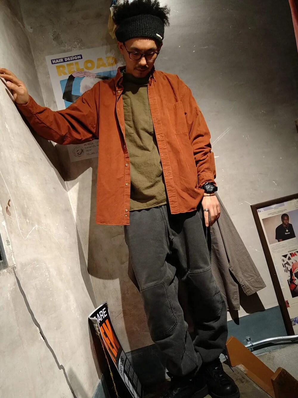 「メンズコーデ、シンプルスタイル、春コーデ、カジュアルコーデ、春、メンズファッション、古着好きな人と繋がりたい、シャツスタイル、シャツ、ブラウン、ゆったりコーデ、スウェット、スウェットパンツ、モックネック、古着MIX」｜「kinema.のアイテム（スウェットパンツ、グレー系）」を使った、tatatataさん（メンズ・182cm）の冬コーディネートの3枚目の写真