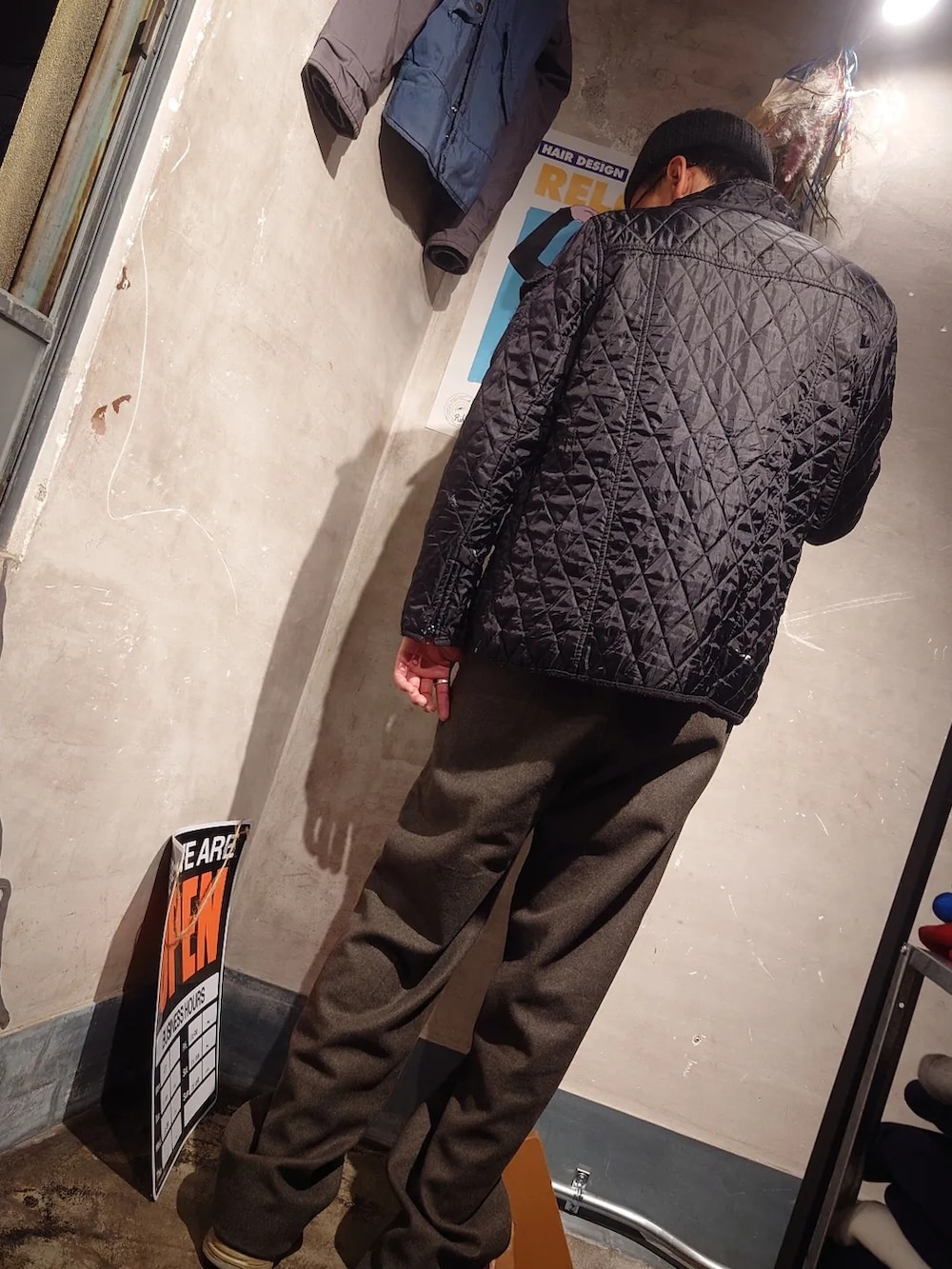 ブラック系のブルゾン、ベージュ系のTシャツ/カットソー、レッド系のスニーカーを着用したメンズの冬コーディネートの4枚目の写真