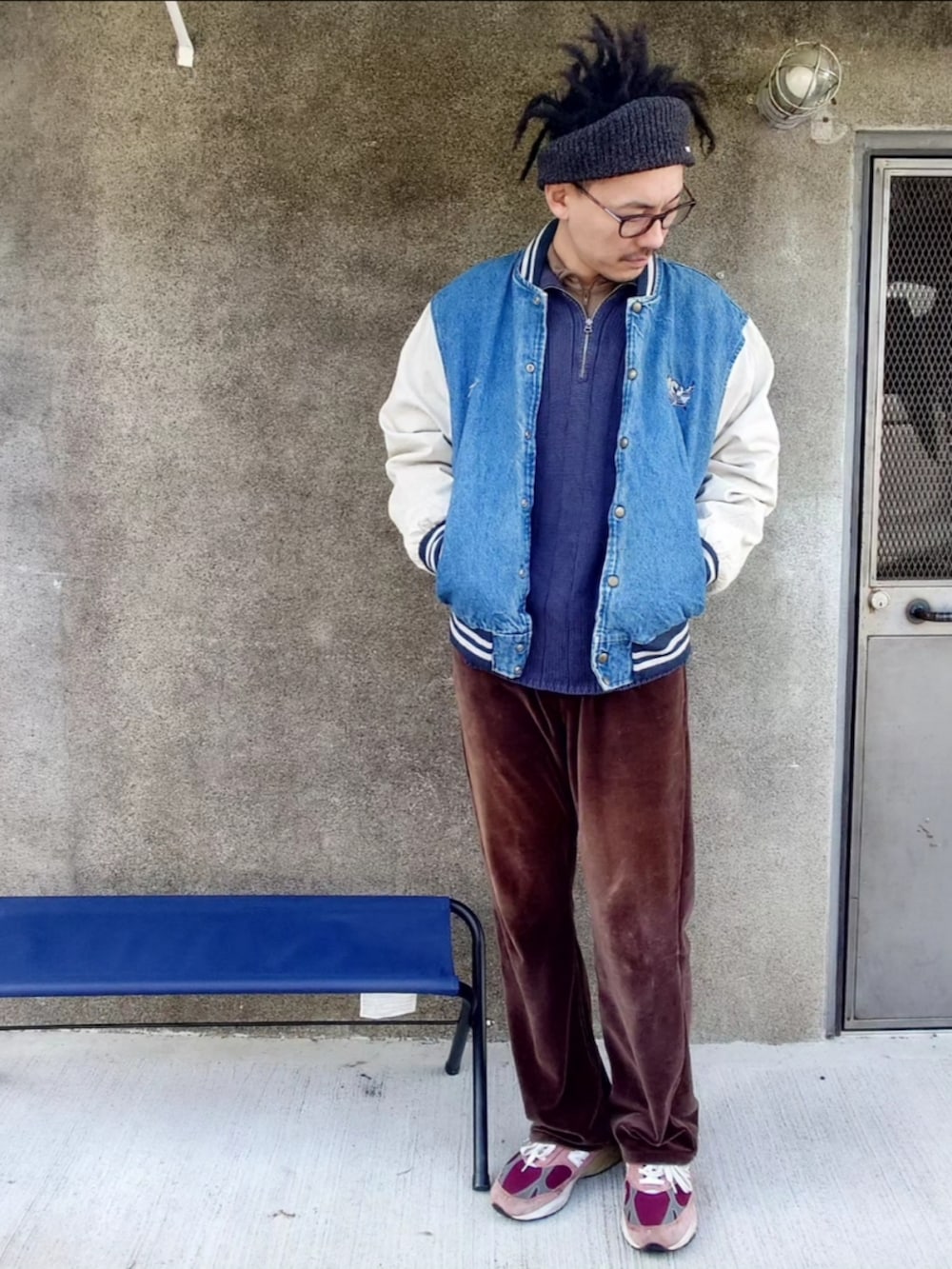 「お洒落さんとつながりたい、シンプルスタイル、休日コーデ、冬アウター、いいね、save、フォローお願いします🤑、ゆるコーデ、古着コーデ、めがね、ニューバランス、メンズファッション、古着、古着MIX、古着好きな人と繋がりたい、古着屋、古着男子」｜「古着のアイテム（デニムジャケット、ブルー系）」を使った、tatatataさん（メンズ・182cm）の冬コーディネートの4枚目の写真