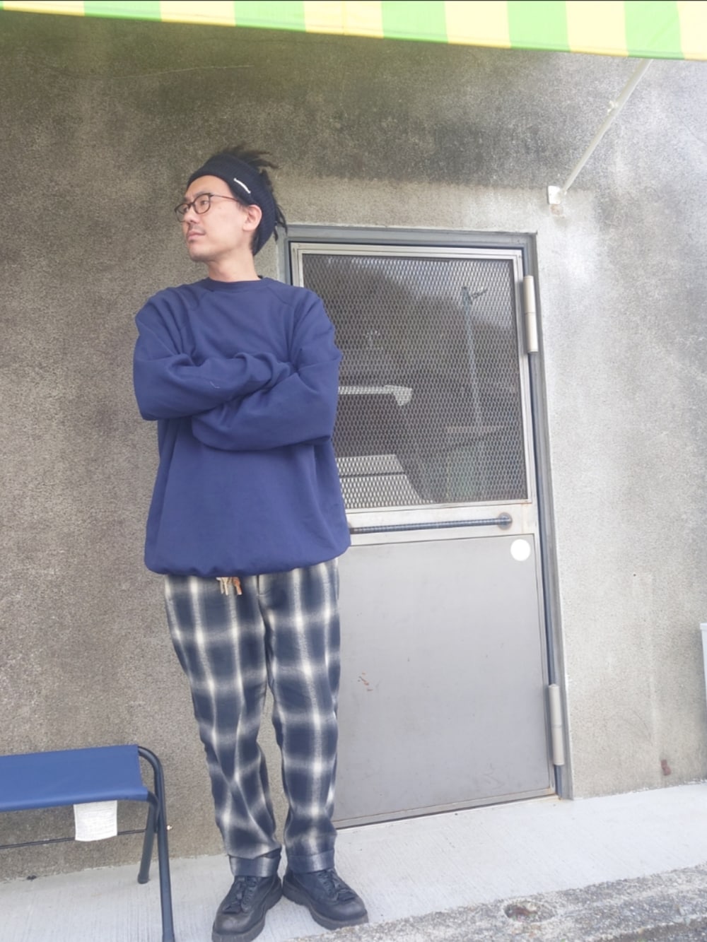 ブルー系のスウェットを着用したメンズの春コーディネートの5枚目の写真