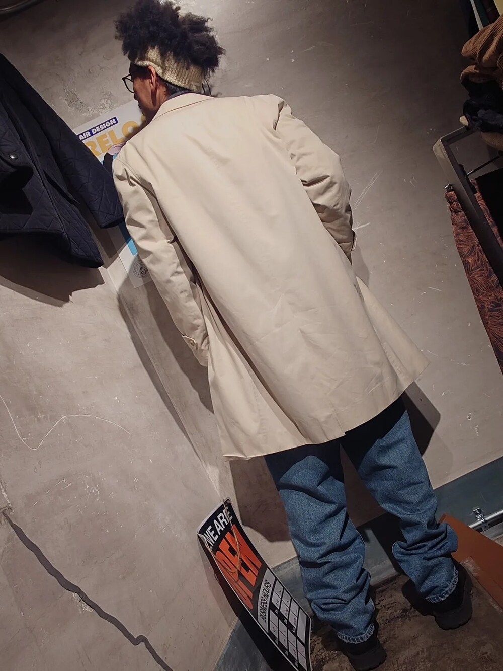 「秋服コーデ、シンプルコーデ、メンズコーデ、冬コーデ、メンズファッション、カジュアルコーデ、トレンチコート、大人カジュアル、コート、オトナカジュアル、秋服、秋冬、ブラウン、古着、古着MIX」｜「BURBERRYのアイテム（トレンチコート、ベージュ系）」を使った、tatatataさん（メンズ・182cm）の秋コーディネートの4枚目の写真