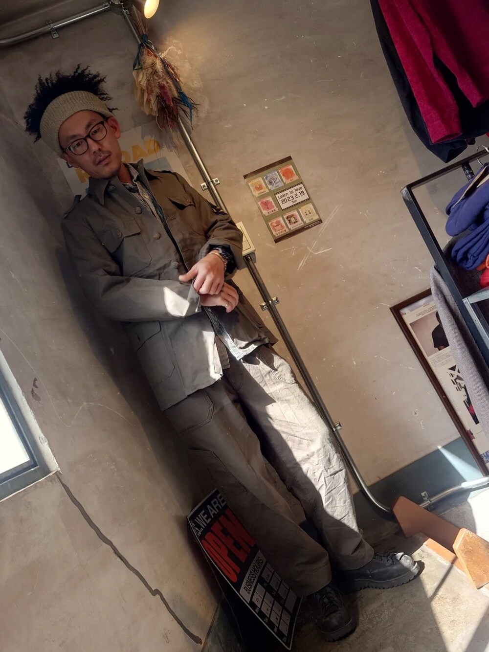 「オトナカジュアル、メンズコーデ、きれいめカジュアル、春コーデ、ワイドパンツ、カーゴパンツ、メガネ男子、カーキ、ペインターパンツ、ストライプ、ストライプシャツ、古着、古着MIX、古着コーデ、古着好きな人と繋がりたい」｜「古着のアイテム（シャツ/ブラウス、ホワイト系）」を使った、tatatataさん（メンズ・182cm）の冬コーディネートの2枚目の写真