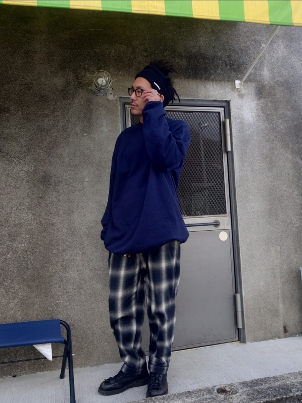 ブルー系のスウェットを着用したメンズの春コーディネートの2枚目の写真