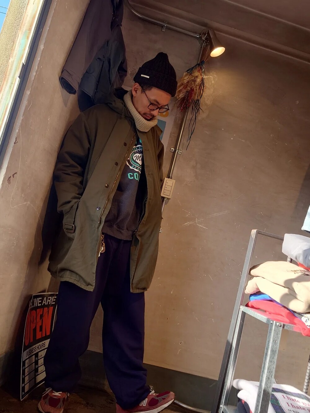 「休日スタイル、メンズコーデ、冬コーデ、カジュアルコーデ、大人カジュアル、お洒落さんとつながりたい、古着MIX、ロゴスウェット、レイヤードスタイル、大人コーデ、スニーカー、モッズコート、スウェット、ニューバランス、ビックシルエット」｜「urban instinctのアイテム（スウェットパンツ、オレンジ系）」を使った、tatatataさん（メンズ・182cm）の冬コーディネートの2枚目の写真