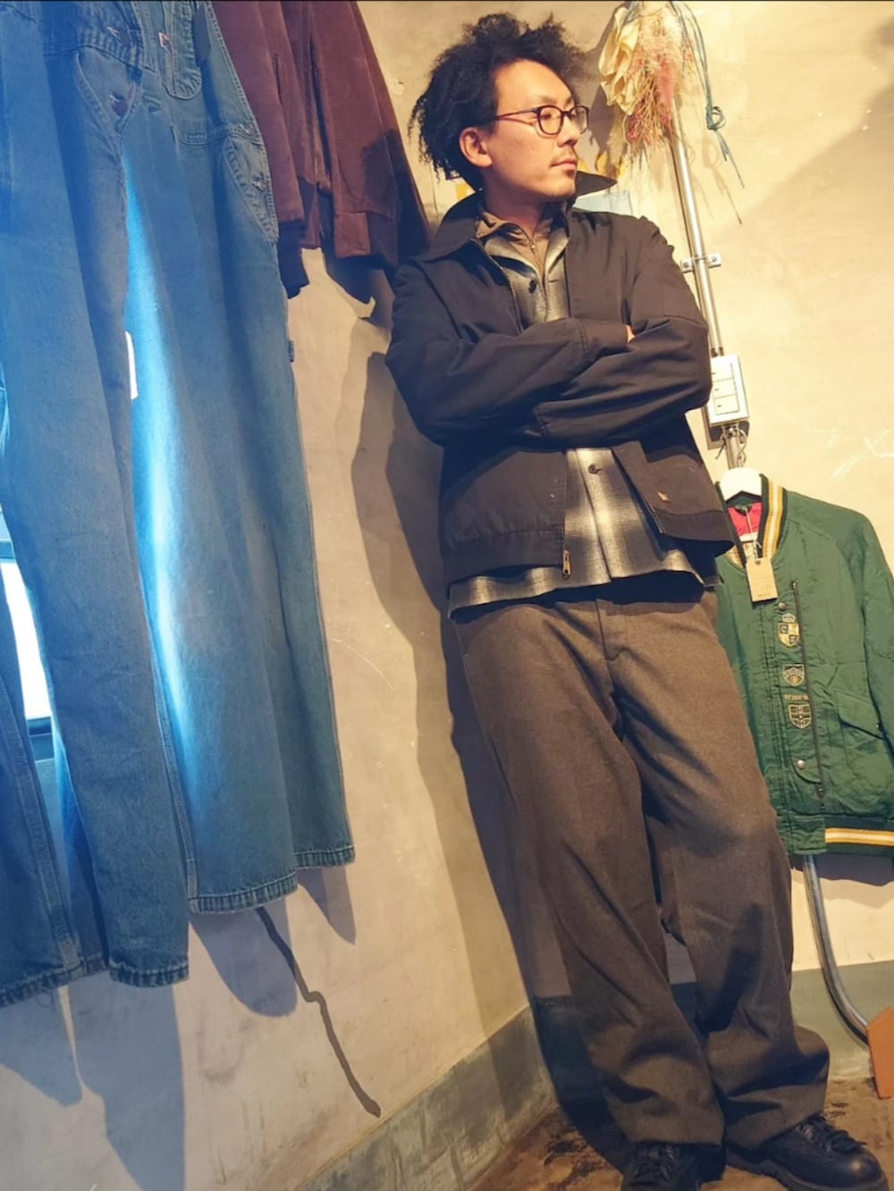 「ファッションを楽しもう、秋冬コーデ、大人カジュアル、おしゃれさんと繋がりたい、古着MIX、いいね、save、フォローお願いします🤑、冬アウター、冬コーデ、古着、今日のコーデ、秋コーデ、古着コーデ、古着屋、古着好きな人と繋がりたい」｜「古着のアイテム（その他パンツ、ブラウン系）」を使った、tatatataさん（メンズ・182cm）の秋コーディネートの5枚目の写真