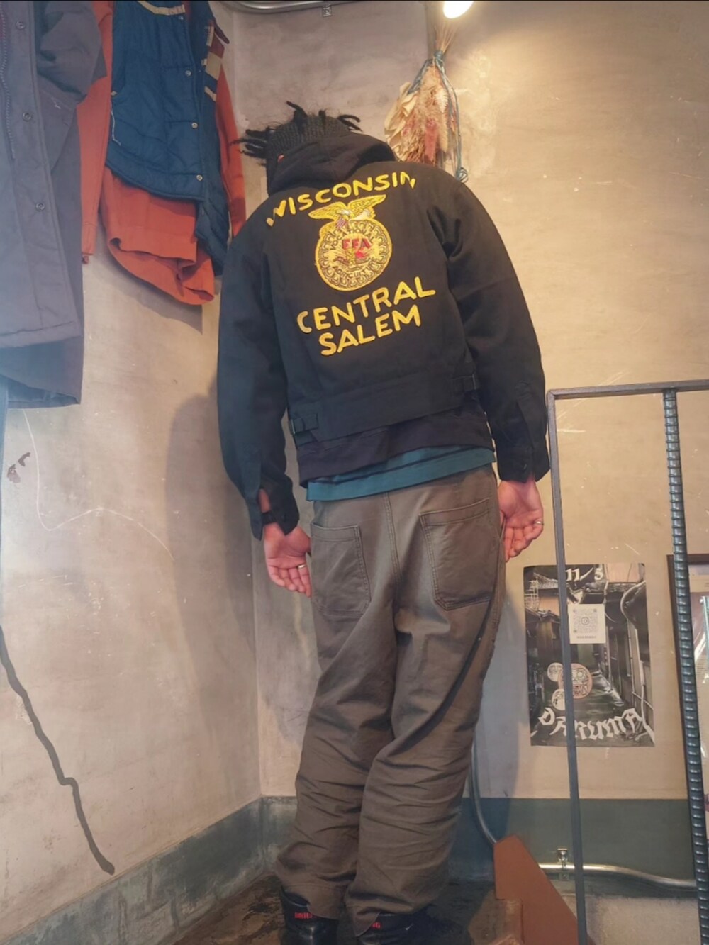 「春のおしゃ見えテクニック、メンズコーデ、今日のコーデ、シンプルスタイル、大人カジュアル、春服、カーゴパンツ、はるコーデ、ブルゾン、古着、古着MIX、古着コーデ、古着好きな人と繋がりたい、古着屋、レイヤードスタイル」｜「古着のアイテム（ブルゾン、ブラック系）」を使った、tatatataさん（メンズ・182cm）の春コーディネートの3枚目の写真