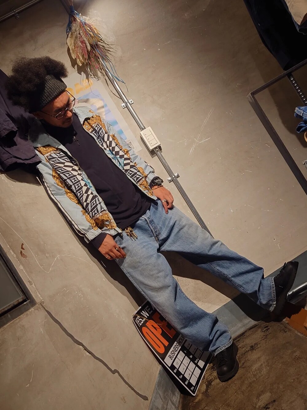 ブルー系のデニムパンツ、ブラック系のブーツ、ブルー系のナイロンジャケットを着用したメンズの秋コーディネートの3枚目の写真