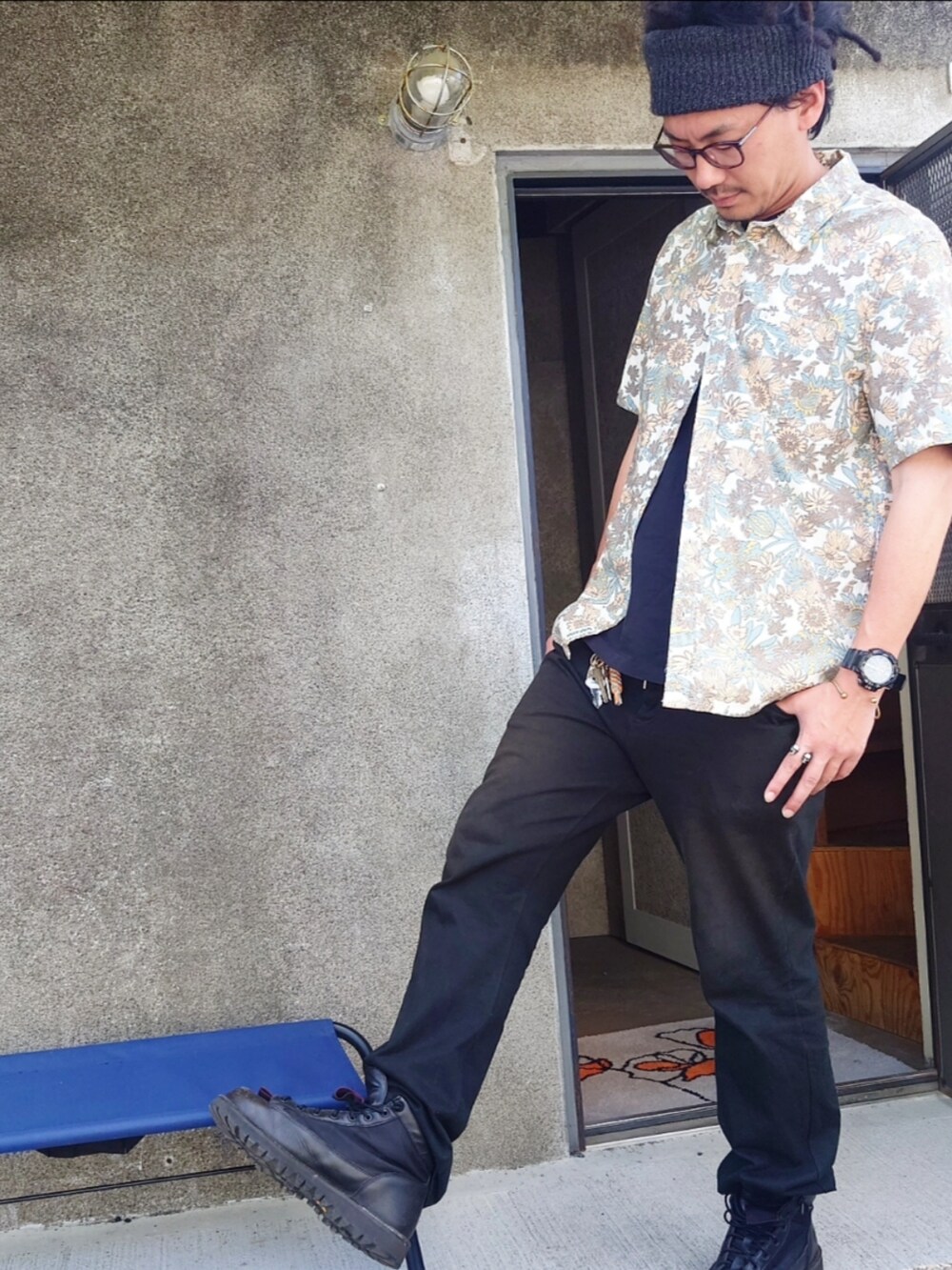 グリーン系のシャツ/ブラウスを着用したメンズの春コーディネートの4枚目の写真