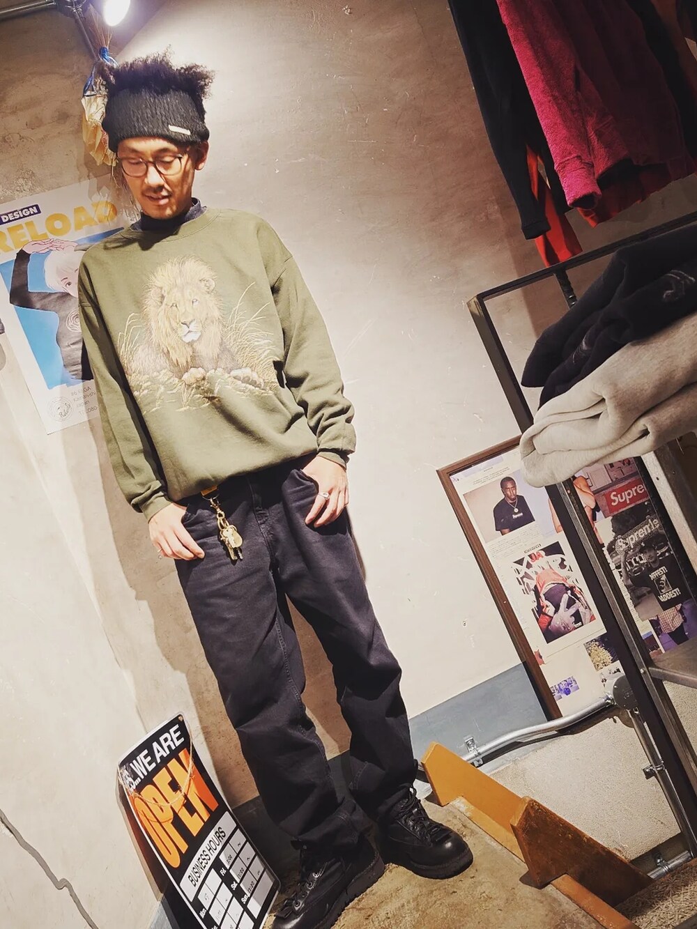「私の推しブランド、メンズファッション、秋冬コーデ、カジュアルコーデ、デニム、デニムパンツ、ブラックデニム、アニマル、カーキ、ダナー、古着、古着MIX、古着コーデ、古着好きな人と繋がりたい、古着屋」｜「Leeのアイテム（スウェット、グリーン系）」を使った、tatatataさん（メンズ・182cm）の冬コーディネートの2枚目の写真