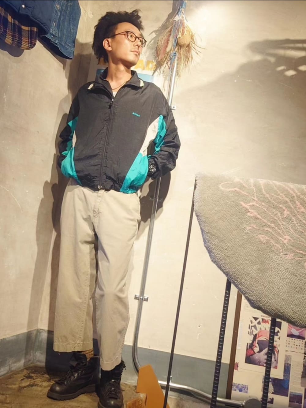 「秋服まるっと大公開、シンプル、大人カジュアル、おしゃれさんと繋がりたい、秋のコーデ、カジュアルコーデ、ブーツ、ラフ、スポーツミックス、カジュアル、古着MIX、秋こーで、古着、古着コーデ、古着好きな人と繋がりたい」｜「古着のアイテム（チノパンツ、ベージュ系）」を使った、tatatataさん（メンズ・182cm）の秋コーディネートの4枚目の写真