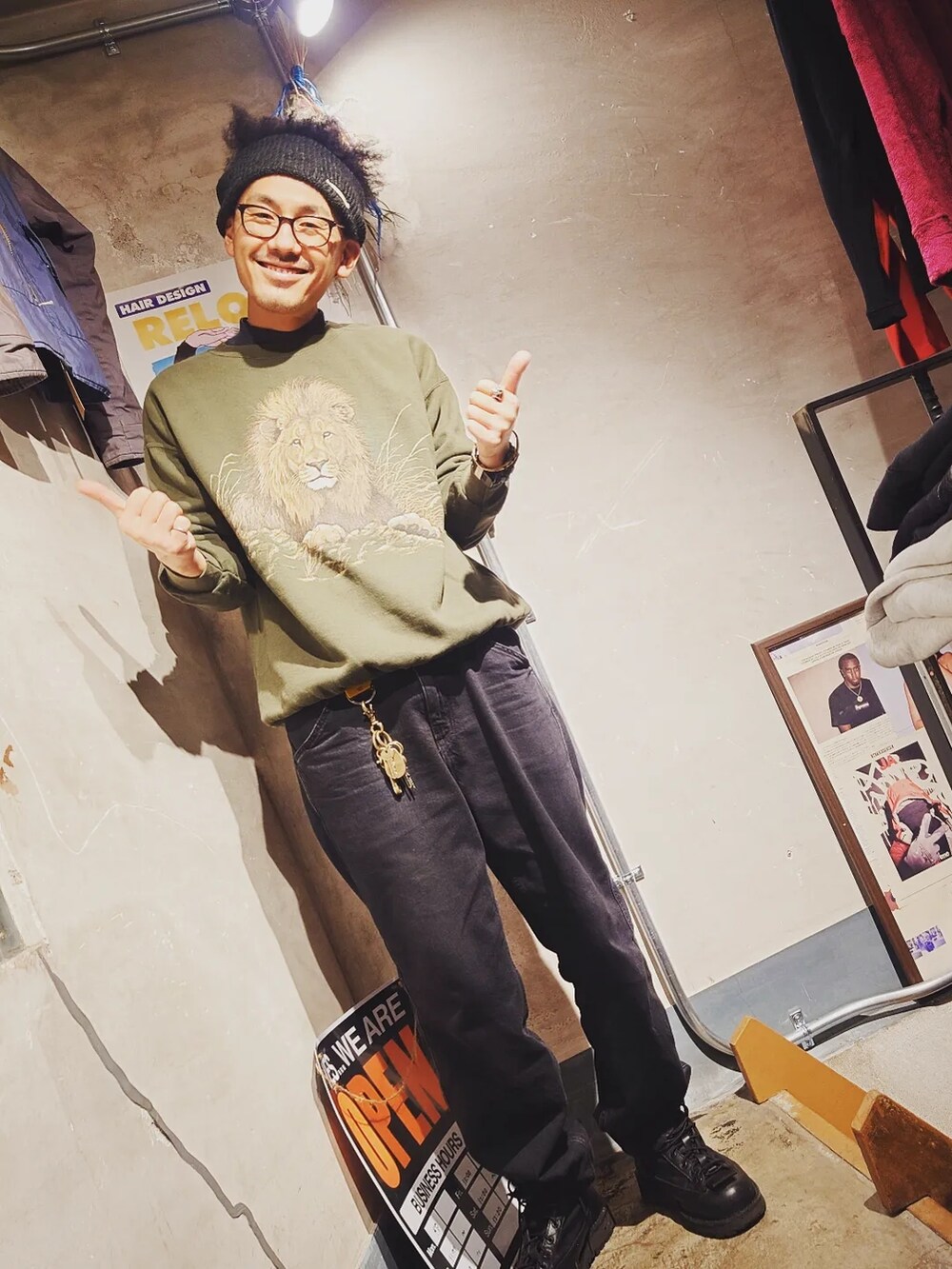 「私の推しブランド、メンズファッション、秋冬コーデ、カジュアルコーデ、デニム、デニムパンツ、ブラックデニム、アニマル、カーキ、ダナー、古着、古着MIX、古着コーデ、古着好きな人と繋がりたい、古着屋」｜「Leeのアイテム（スウェット、グリーン系）」を使った、tatatataさん（メンズ・182cm）の冬コーディネートの5枚目の写真