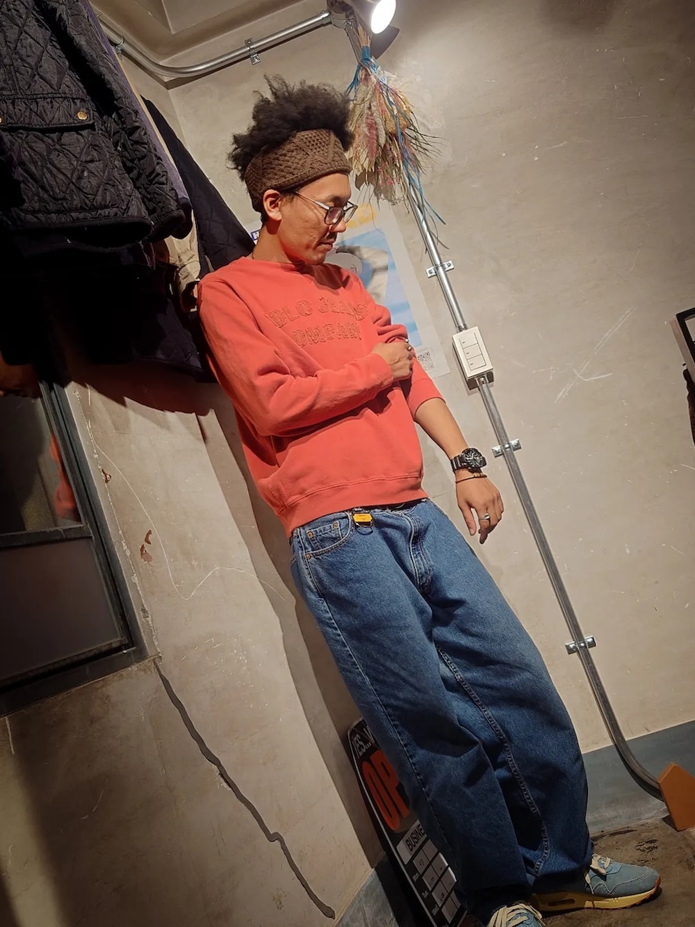 「休日コーデ、大人カジュアル、メンズファッション、ラフ、カジュアル、スニーカー、おしゃれさんと繋がりたい、NIKE、秋服コーデ、ファッションの力を信じよう、秋冬コーデ、アメカジ、アメカジコーデ、AIR MAX、古着MIX」｜「Levi'sのアイテム（デニムパンツ、ブルー系）」を使った、tatatataさん（メンズ・182cm）の秋コーディネートの2枚目の写真