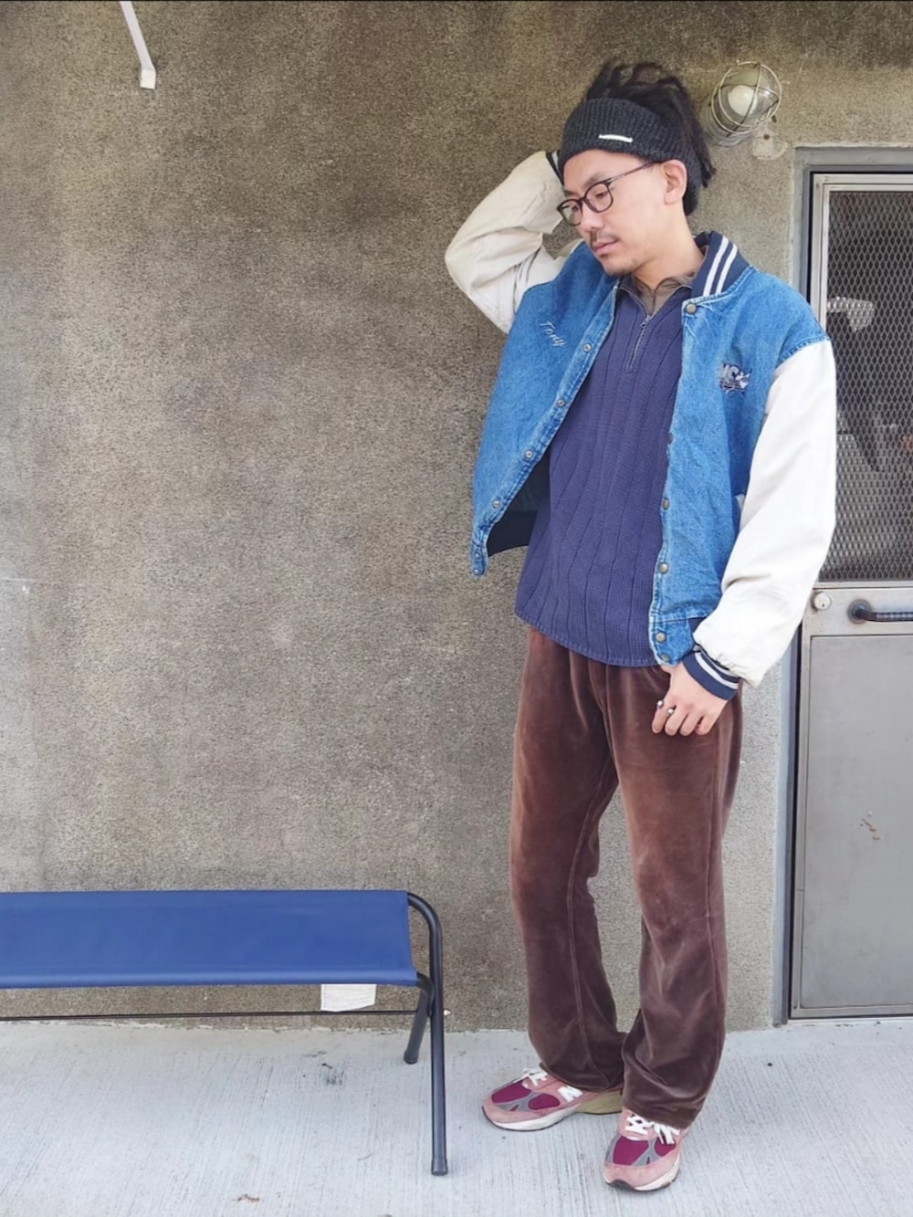 「お洒落さんとつながりたい、シンプルスタイル、休日コーデ、冬アウター、いいね、save、フォローお願いします🤑、ゆるコーデ、古着コーデ、めがね、ニューバランス、メンズファッション、古着、古着MIX、古着好きな人と繋がりたい、古着屋、古着男子」｜「古着のアイテム（デニムジャケット、ブルー系）」を使った、tatatataさん（メンズ・182cm）の冬コーディネートの2枚目の写真