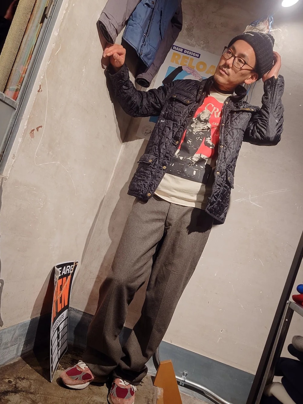 ブラック系のブルゾン、ベージュ系のTシャツ/カットソー、レッド系のスニーカーを着用したメンズの冬コーディネートの2枚目の写真