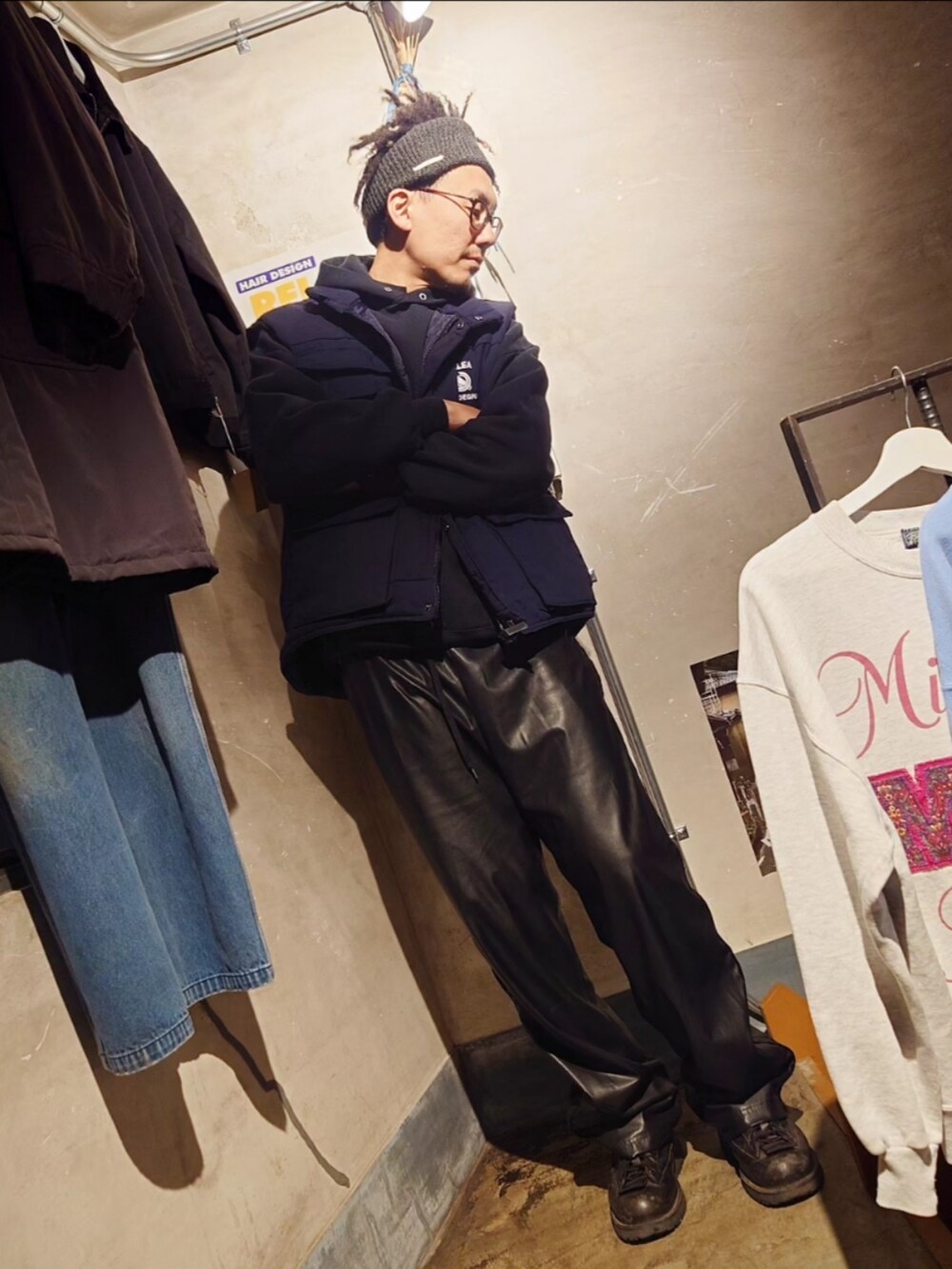 「大人コーデ、シンプル、ビッグシルエット、シンプルスタイル、メンズコーデ、秋冬コーデ、今日のコーデ、ワントーンコーデ、ダウンベスト、パーカー、古着、古着MIX、古着コーデ、古着好きな人と繋がりたい、古着屋」｜「古着のアイテム（ダウンベスト、ブルー系）」を使った、tatatataさん（メンズ・182cm）の冬コーディネートの4枚目の写真