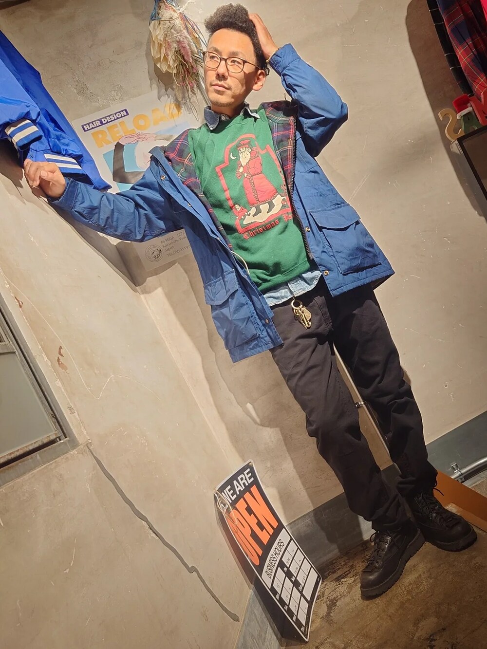 「今日のコーデ、冬アウター、大人コーデ、デニムパンツ、ブラック、休日スタイル、スウェット、冬コーデ、ハンティングジャケット、クリスマスに着たい服、シンプルコーデ、古着、古着MIX、古着コーデ、古着好きな人と繋がりたい」｜「Levi'sのアイテム（デニムパンツ、ブラック系）」を使った、tatatataさん（メンズ・182cm）の冬コーディネートの4枚目の写真