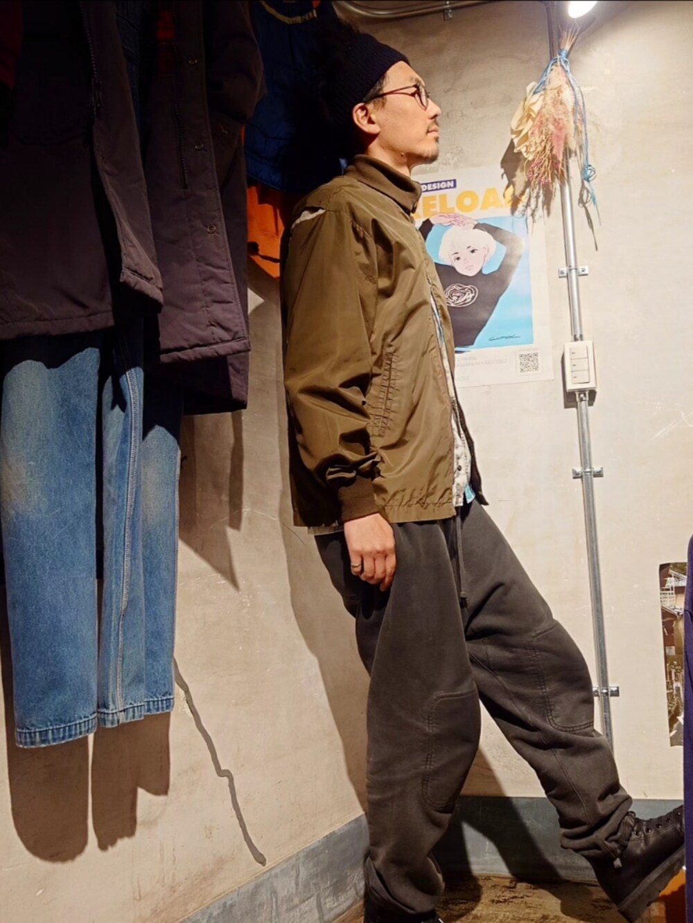 ブラウン系のナイロンジャケットを着用したメンズの春コーディネートの4枚目の写真