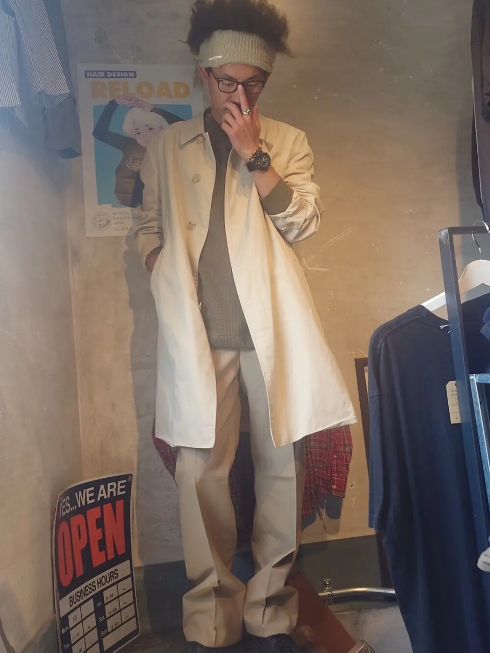「シンプル、ゆるコーデ、春服コーデ、メンズファッション、休日スタイル、おしゃれさんと繋がりたい、はるコーデ、メガネ男子、春コーデ、春アウター、スラックス、ベージュ、古着、古着コーデ、古着好きな人と繋がりたい」｜「BURBERRYのアイテム（ステンカラーコート、ベージュ系）」を使った、tatatataさん（メンズ・182cm）の春コーディネートの3枚目の写真