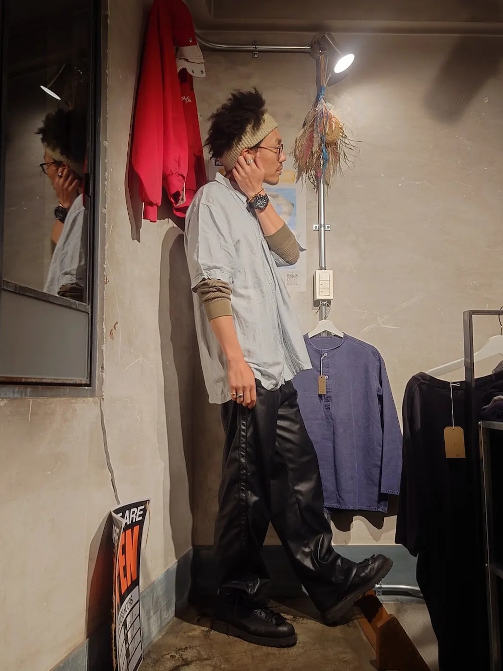 「いまどきジャケット写真、春、カジュアルコーデ、シンプル、春コーデ、はるコーデ、春服みてみて、お洒落さんとつながりたい、メガネ男子、シャツスタイル、好きな服を好きなように着る🐷💕、キューバシャツ、レイヤードスタイル、古着MIX、古着」｜「kinema.のアイテム（その他パンツ、ブラック系）」を使った、tatatataさん（メンズ・182cm）の春コーディネートの4枚目の写真