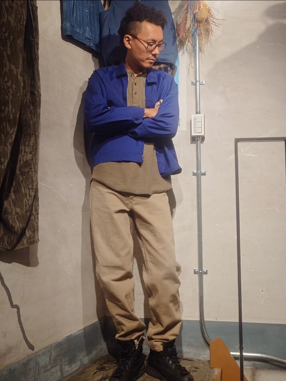 「秋コーデ、カジュアルコーデ、ワイドパンツ、メガネ男子、秋服、30代コーデ、秋服準備はじめました、メンズコーデ、メンズファッション、古着、古着MIX、古着コーデ、古着好きな人と繋がりたい、古着屋、カラーデニム」｜「Levi'sのアイテム（デニムパンツ、ベージュ系）」を使った、tatatataさん（メンズ・182cm）の秋コーディネートの4枚目の写真
