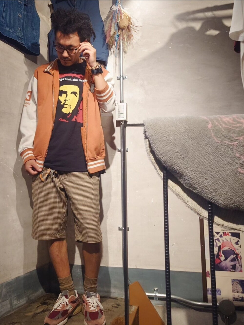 「秋服まるっと大公開、オーバーサイズ、今日のコーデ、カジュアルコーデ、秋、秋服コーデ、ハーフパンツ、スタジャン、秋カラー、古着、古着MIX、古着コーデ、古着好きな人と繋がりたい、古着屋、スニーカー」｜「古着のアイテム（スタジャン、オレンジ系）」を使った、tatatataさん（メンズ・182cm）の秋コーディネートの2枚目の写真