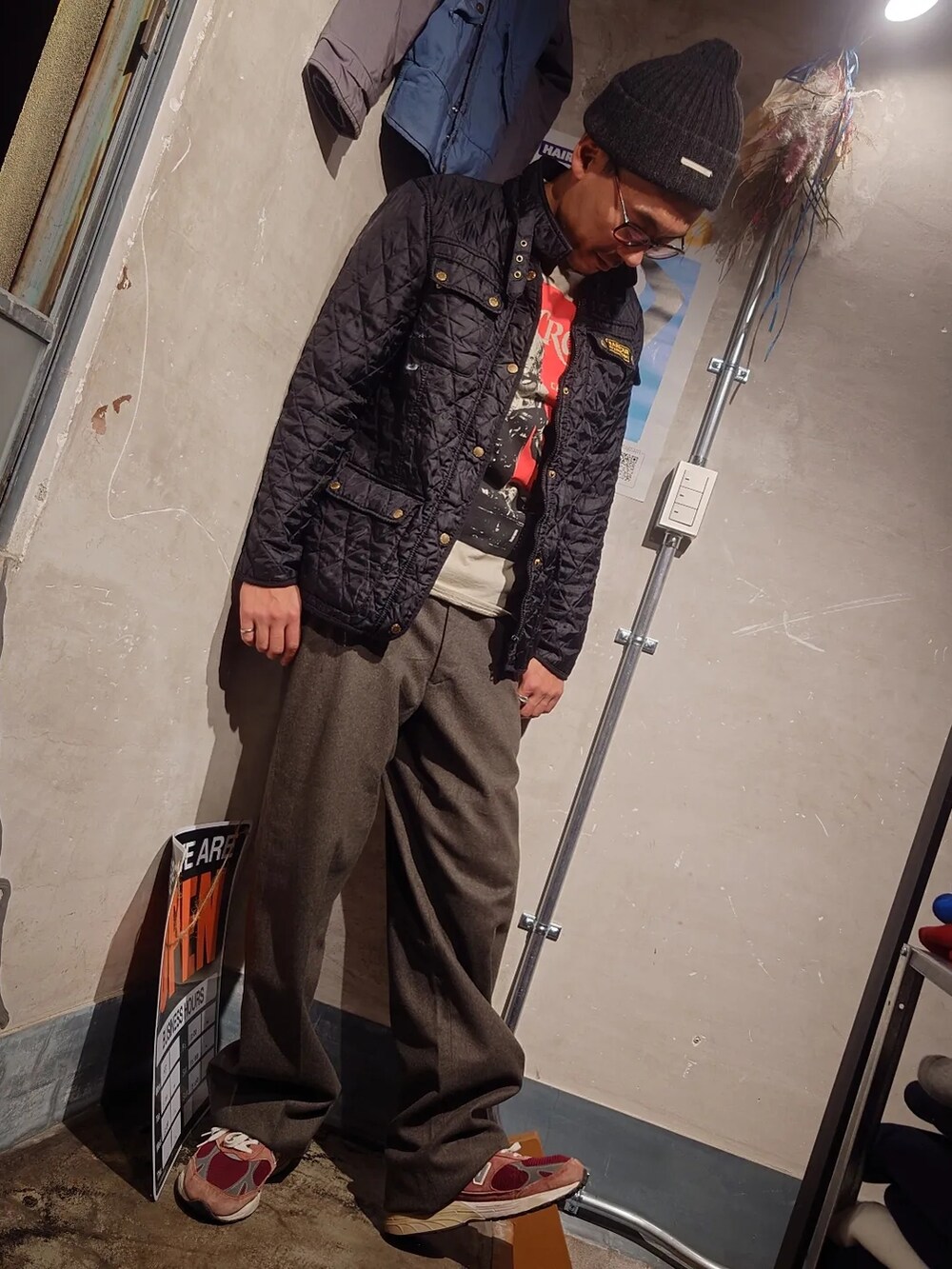 ブラック系のブルゾン、ベージュ系のTシャツ/カットソー、レッド系のスニーカーを着用したメンズの冬コーディネートの5枚目の写真