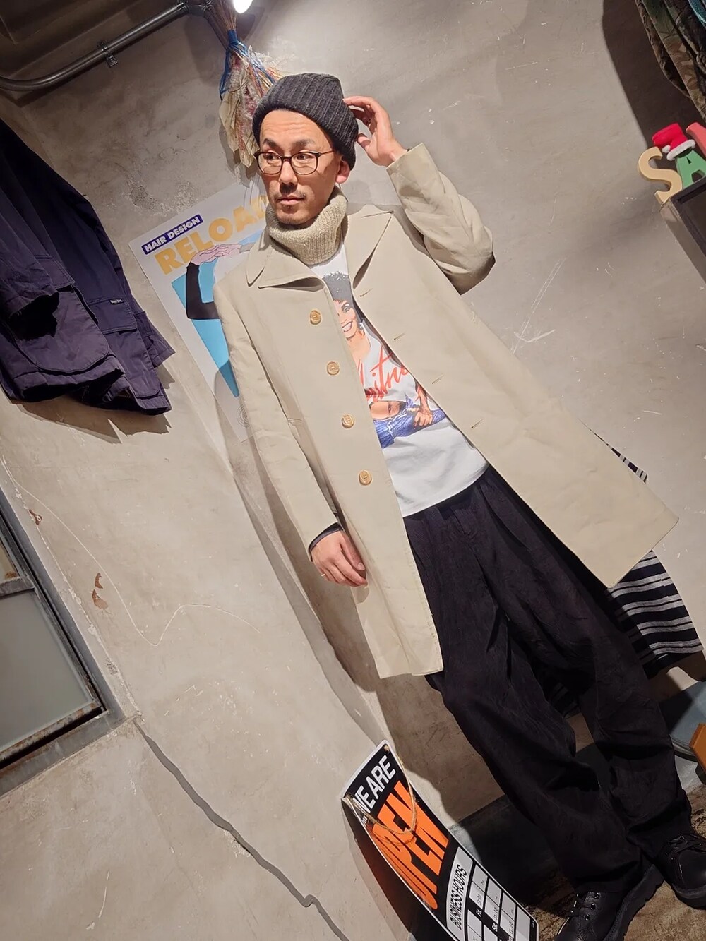 「秋冬コーデ、オトナカジュアル、今日のコーデ、冬アウター、コート、コンバース、古着MIX、大人カジュアル、ロングコート、フォトT、ニット帽、ゆるコーデ、オールスター、コーデュロイ、コーデュロイパンツ」｜「kinema.のアイテム（ニットキャップ/ビーニー、ブラック系）」を使った、tatatataさん（メンズ・182cm）の冬コーディネートの5枚目の写真