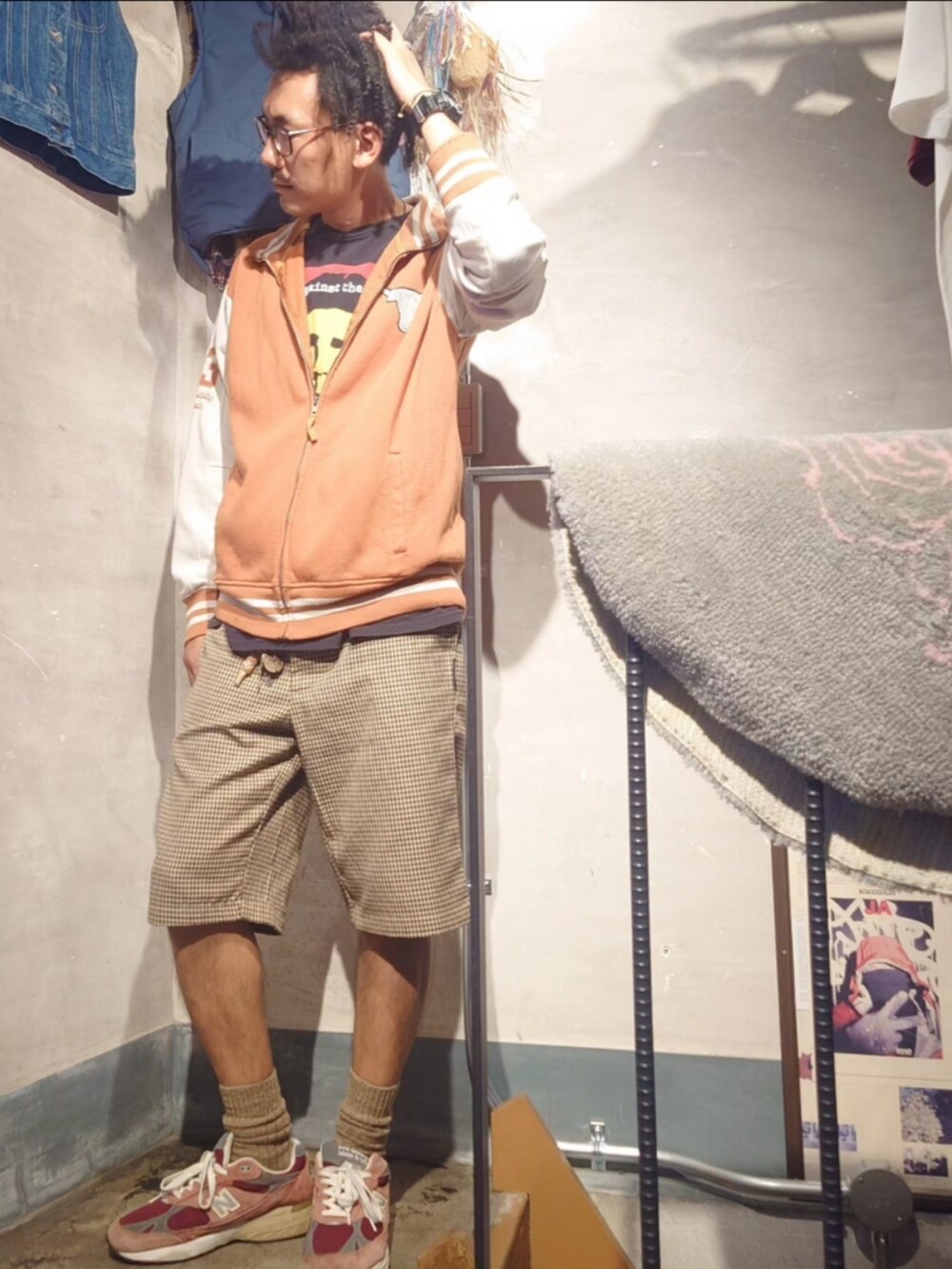 「秋服まるっと大公開、オーバーサイズ、今日のコーデ、カジュアルコーデ、秋、秋服コーデ、ハーフパンツ、スタジャン、秋カラー、古着、古着MIX、古着コーデ、古着好きな人と繋がりたい、古着屋、スニーカー」｜「古着のアイテム（スタジャン、オレンジ系）」を使った、tatatataさん（メンズ・182cm）の秋コーディネートの3枚目の写真