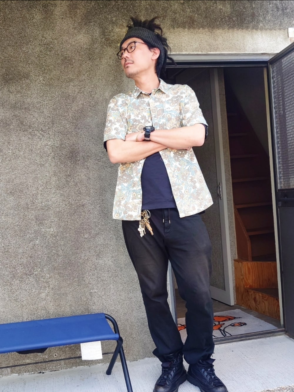 グリーン系のシャツ/ブラウスを着用したメンズの春コーディネートの3枚目の写真