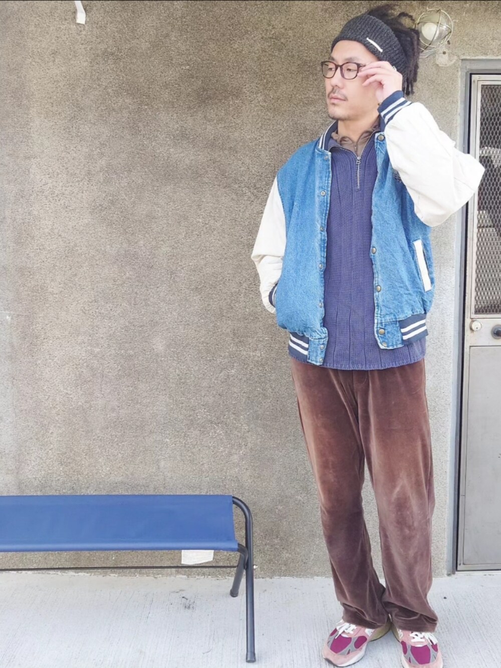 「お洒落さんとつながりたい、シンプルスタイル、休日コーデ、冬アウター、いいね、save、フォローお願いします🤑、ゆるコーデ、古着コーデ、めがね、ニューバランス、メンズファッション、古着、古着MIX、古着好きな人と繋がりたい、古着屋、古着男子」｜「古着のアイテム（デニムジャケット、ブルー系）」を使った、tatatataさん（メンズ・182cm）の冬コーディネートの5枚目の写真