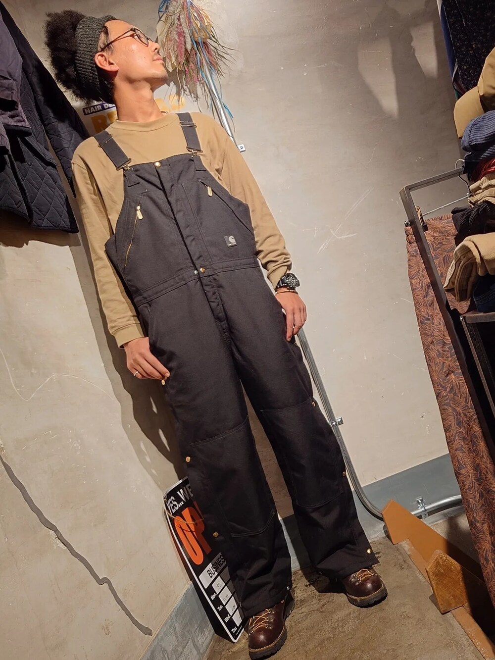 「秋服、カジュアル、今日のコーデ、オトナカジュアル、秋のコーデ、おしゃれさんと繋がりたい、古着、秋、オーバーオール、カーハート、古着MIX、古着コーデ、古着好きな人と繋がりたい、古着ミックス、古着男子」｜「Carharttのアイテム（サロペット/オーバーオール、ブラック系）」を使った、tatatataさん（メンズ・182cm）の秋コーディネートの2枚目の写真