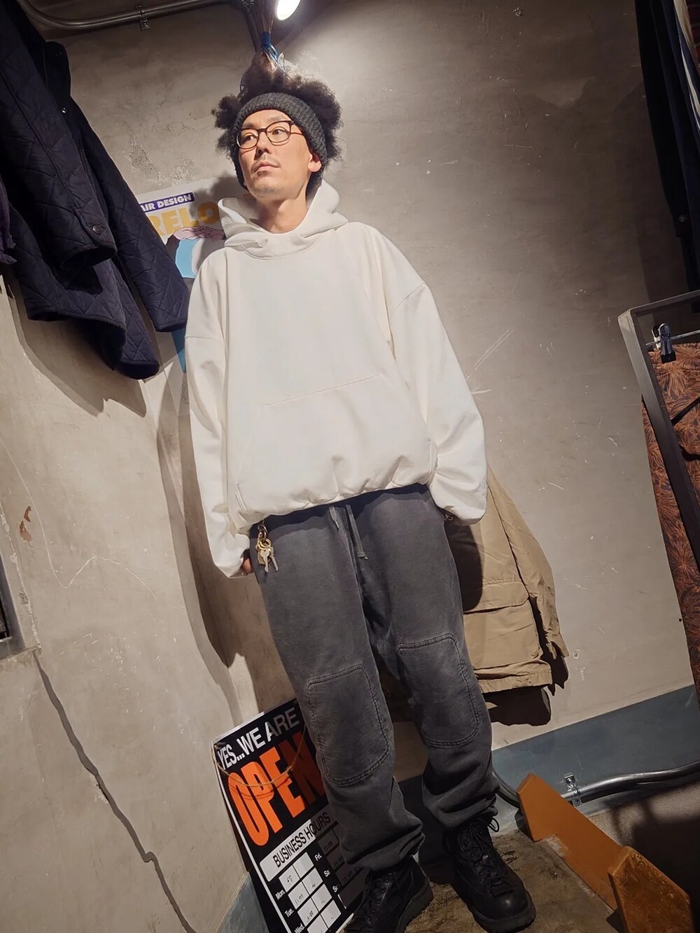 「未来のWEARISTAプロジェクト、秋冬コーデ、大人コーデ、お洒落さんとつながりたい、休日スタイル、秋のコーデ、大人カジュアル、オーバーサイズ、シンプルスタイル、ゆるコーデ、デカロゴ、ビッグシルエット、バレンシアガ、ダナー、古着屋」｜「YEEZY GAPのアイテム（スウェット、ホワイト系）」を使った、tatatataさん（メンズ・182cm）の秋コーディネートの2枚目の写真