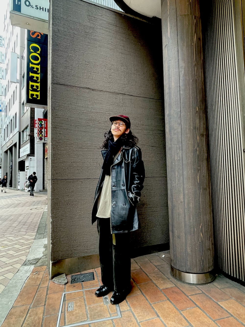 ブラック系のピーコート、ベージュ系のシャツ/ブラウス、ブラック系のその他パンツを着用したメンズの冬コーディネートの2枚目の写真