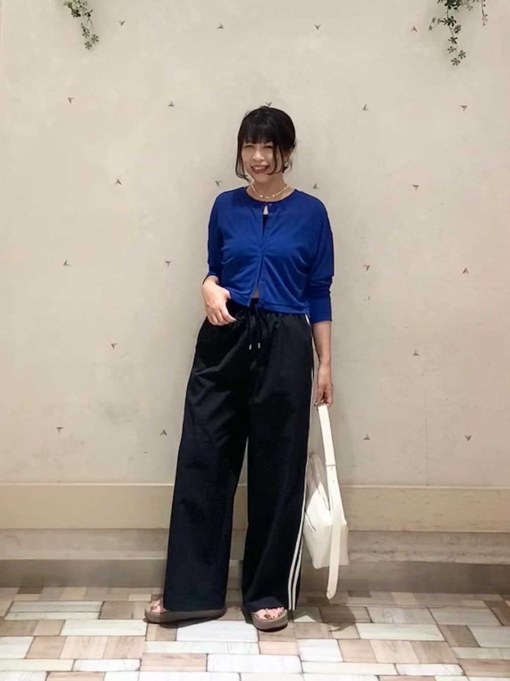 ブルー系のTシャツ/カットソー、ブラック系のキャミソール、ブルー系のその他パンツを着用したレディースの夏コーディネートの3枚目の写真