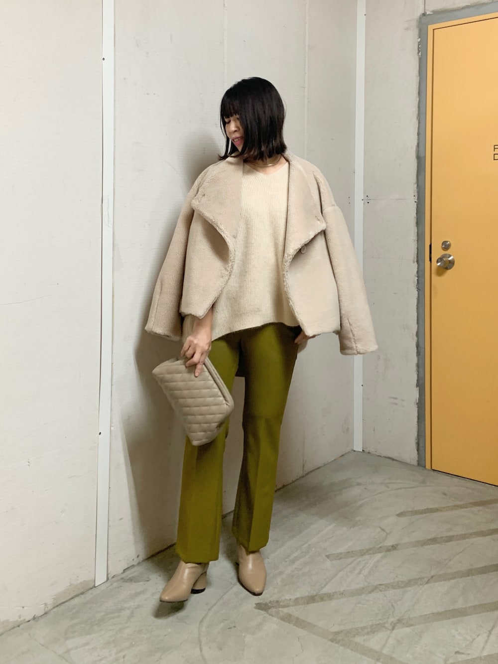 ベージュ系のニット/セーター、グリーン系のその他パンツ、ベージュ系のブーツを着用したレディースの秋コーディネートの3枚目の写真