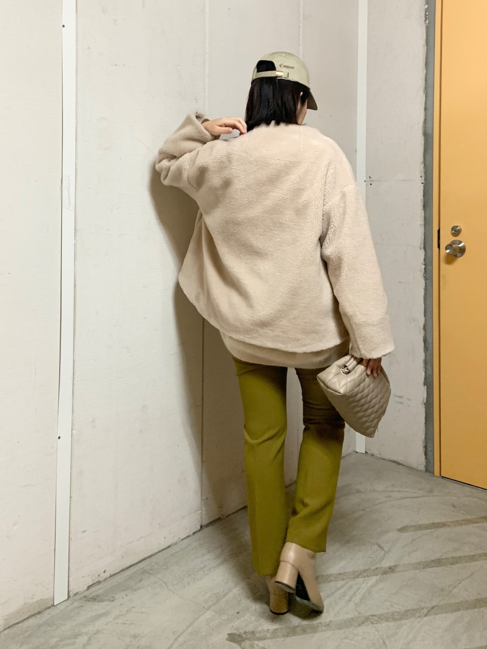 ベージュ系のニット/セーター、グリーン系のその他パンツ、ベージュ系のブーツを着用したレディースの秋コーディネートの2枚目の写真