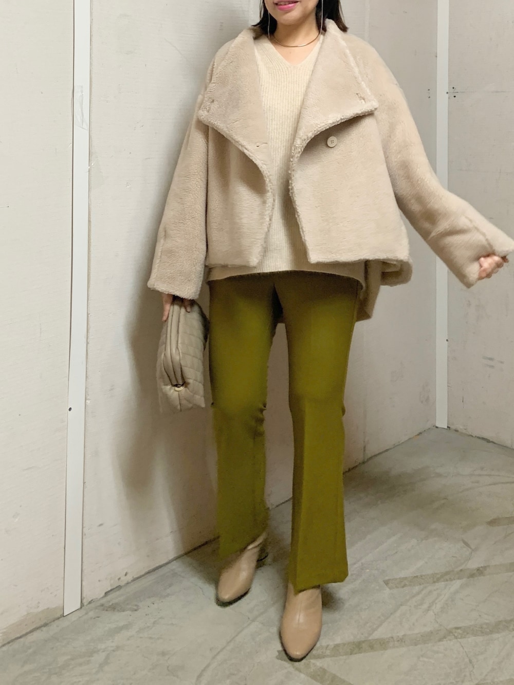 ベージュ系のニット/セーター、グリーン系のその他パンツ、ベージュ系のブーツを着用したレディースの秋コーディネートの4枚目の写真