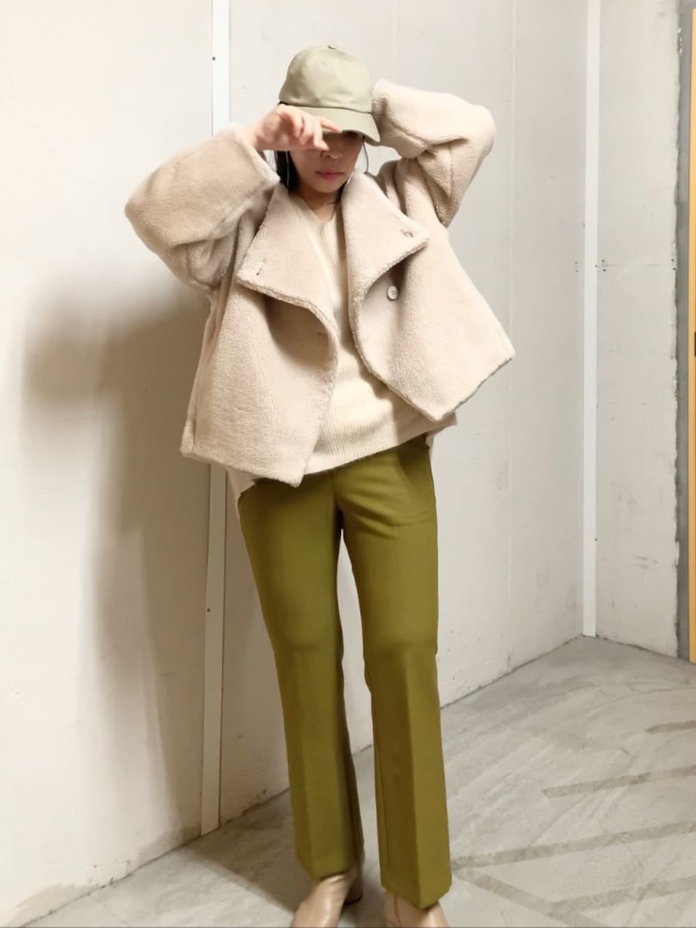ベージュ系のニット/セーター、グリーン系のその他パンツ、ベージュ系のブーツを着用したレディースの秋コーディネートの5枚目の写真