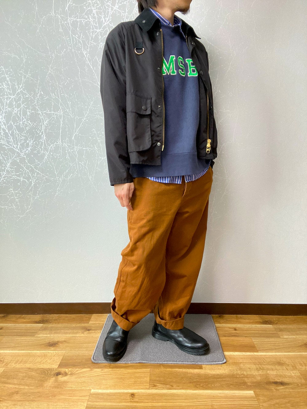 「秋冬コーデ、メンズファッション、お洒落さんとつながりたい、ワイドパンツ、BEAMS、MHL.、barbour」｜「Barbourのアイテム（ジャケット/アウター、ブラック系）」を使った、YUさん（メンズ・169cm）の秋コーディネートの2枚目の写真