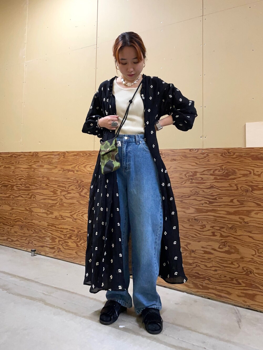 「刺繍ブラウス、刺繍ワンピース、デニムパンツ、デニムコーデ、着まわしコーデ、2wayワンピース、サンダルコーデ、タンクトップコーデ、リブタンクトップ、ワンピーススタイル」｜「fredy emueのニットライクテレコタンクトップ（Tシャツ/カットソー、ホワイト系）」を使った、ひかりさん（レディース・156cm）の夏コーディネートの2枚目の写真