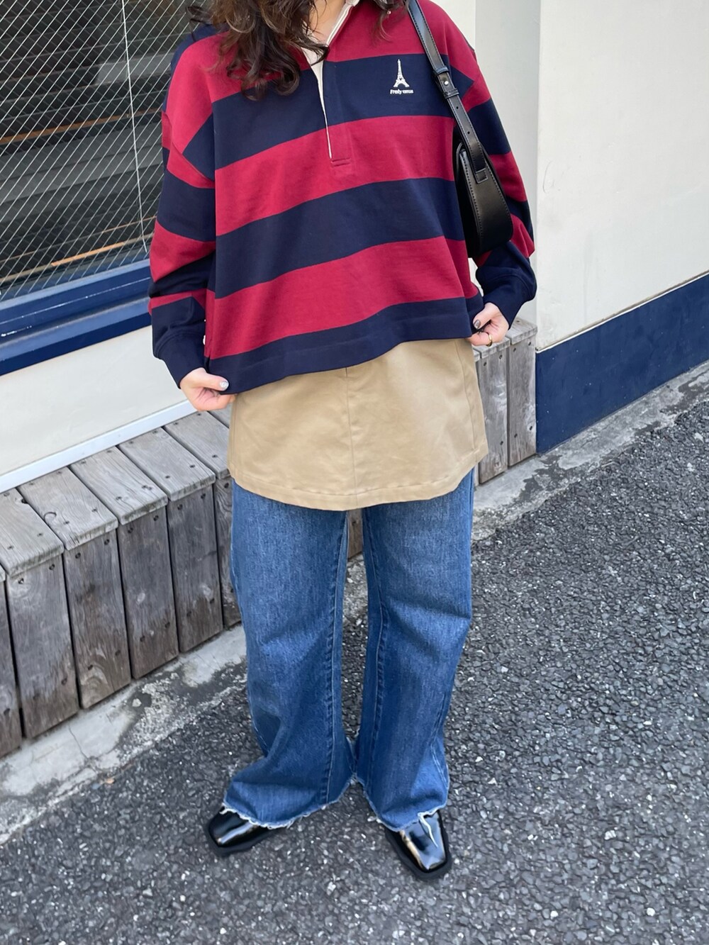 「ラガーシャツ、レイヤードスタイル、レイヤードコーデ、デニムパンツ、フレアデニム、フレアパンツ、レイヤード、デニムコーデ、春、春コーデ、ボーダー、ボーダートップス、ラガー、ラガーポロシャツ、デニム」｜「fredy emueのカットオフセミフレアデニムパンツ（デニムパンツ、ブルー系）」を使った、ひかりさん（レディース・156cm）の春コーディネートの8枚目の写真