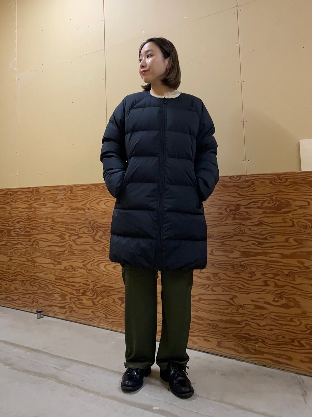 「ピレネックス、PYRENEX、ダウンジャケット、ダウンコート、ショール、サテンパンツ、メッシュニット、シンプルコーデ」｜「Pyrenexの【PYRENEX/ピレネックス】ARTNEY SOFT 3　ダウンコート（ダウンジャケット/コート、ブラック系）」を使った、ひかりさん（レディース・156cm）の秋コーディネートの4枚目の写真