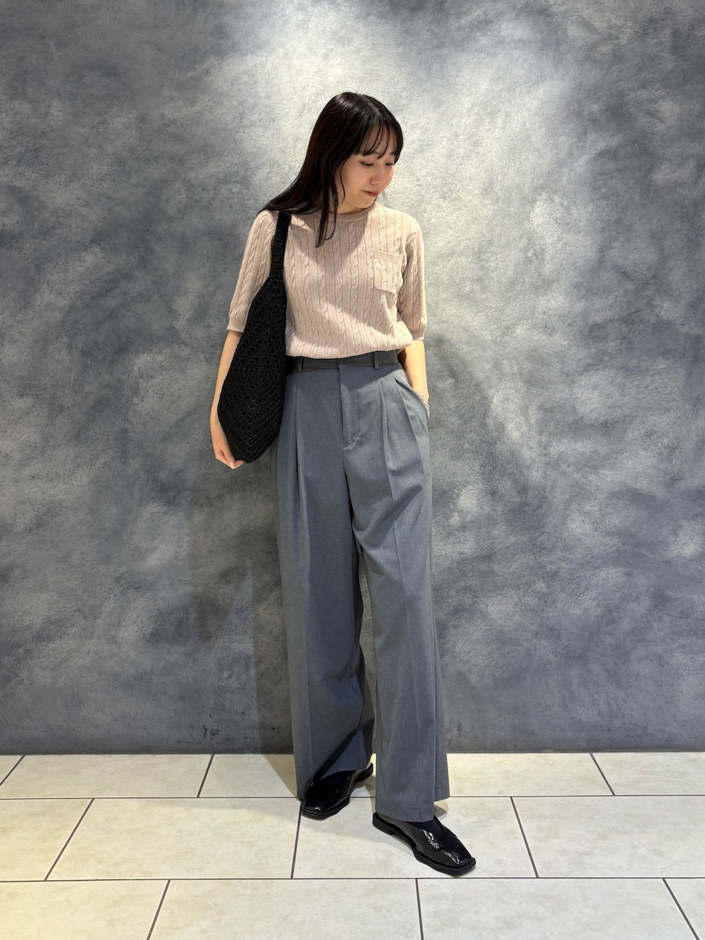 「ケーブルニット、ケーブル、ケーブル編みニット、夏ニット、サマーニット、サマーコーデ、スラックスパンツ、スラックスコーデ、夏コーデ、夏コーディネート」｜「fredy emueのFR刺繍ケーブル柄ポケ付きプルオーバー（ニット/セーター、ベージュ系）」を使った、ひかりさん（レディース・156cm）の夏コーディネートの2枚目の写真