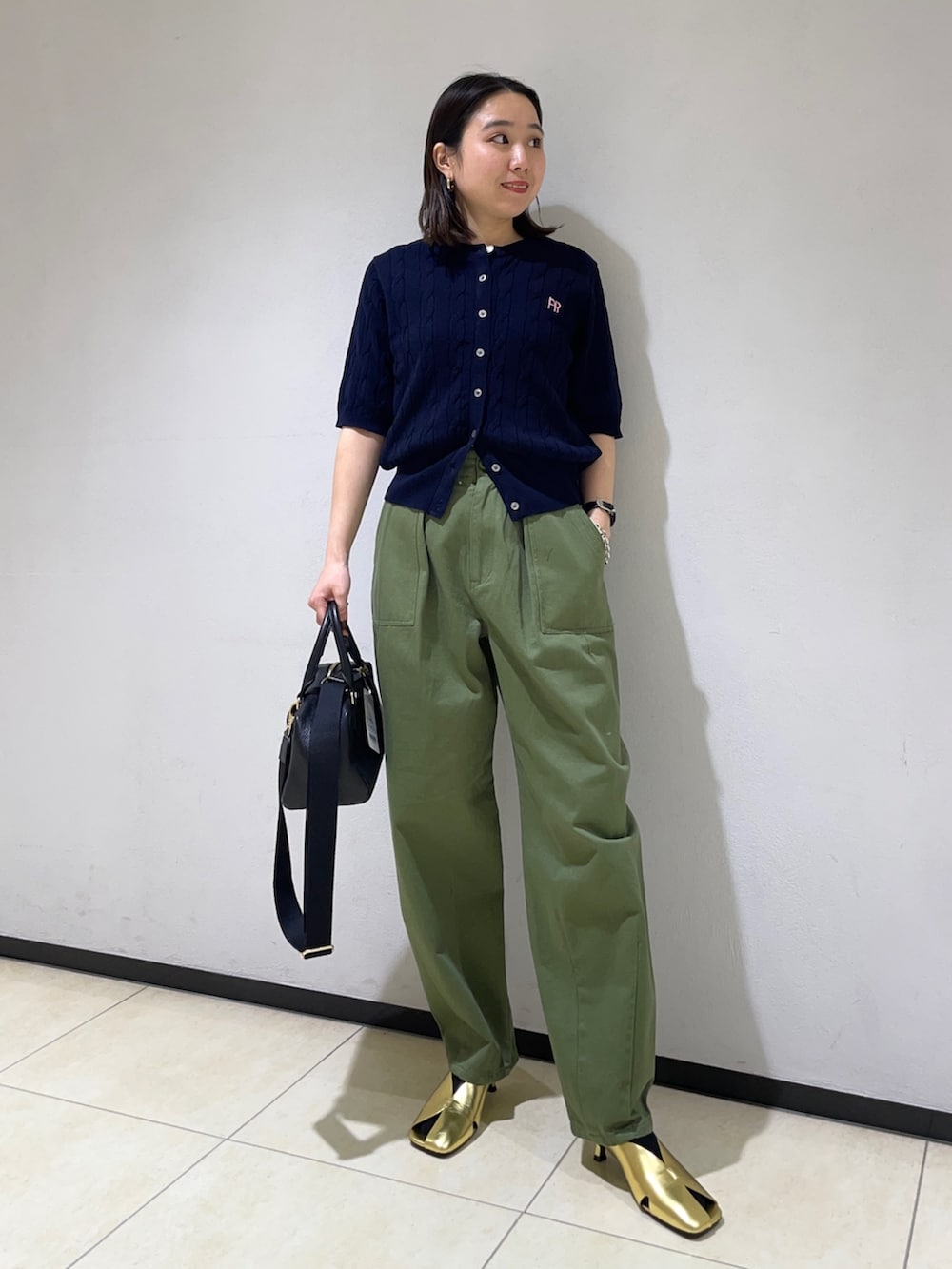 「カーディガン、ベイカーパンツ、カーゴパンツ、カーキパンツ、ケーブルニット、ケーブル編み、ケーブルニットカーディガン」｜「fredy emueのカーブベイカーパンツ（その他パンツ、グリーン系）」を使った、ひかりさん（レディース・156cm）の春コーディネートの3枚目の写真