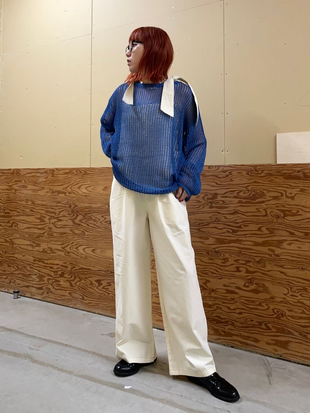 「メッシュトップス、シースルートップス、ブルーコーデ、サロペット、サロペットパンツ、ホワイトパンツ」｜「fredy emueのメッシュニット（ニット/セーター、ブルー系）」を使った、ひかりさん（レディース・156cm）の夏コーディネートの2枚目の写真
