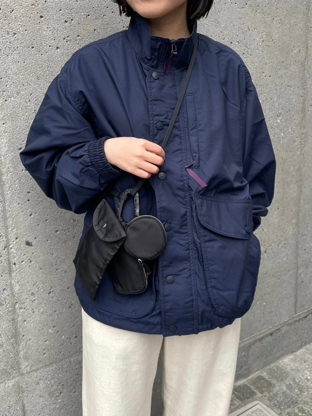 「LL.Bean、ブルゾンコーデ、リネンパンツ、ミニバッグ、ミニショルダー、春アウター、ビッグシルエット、ユニセックス、ローファー、カジュアル、お花見コーデ、お出かけコーデ」｜「fredy emueの【セットアップ可能】リネン混セミワイドパンツ（その他パンツ、ベージュ系）」を使った、ひかりさん（レディース・156cm）の春コーディネートの3枚目の写真