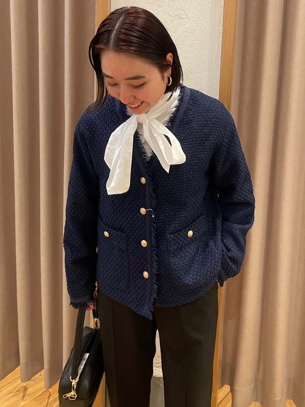 「春服デビュー宣言、セレモニーコーデ、セレモニースタイル、セレモニージャケット、ツイードジャケット、テーパードパンツ、ボウタイブラウス、キルティングバッグ、オケージョンスタイル、オケージョン、入学式、卒業式、入園式」|「fredy emueのスタンドボウタイブラウス(シャツ/ブラウス、ホワイト系)」を使った、ひかりさん(レディース・156cm)の春コーディネートの5枚目の写真