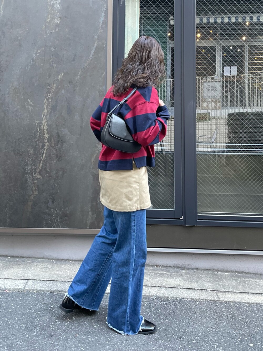 「ラガーシャツ、レイヤードスタイル、レイヤードコーデ、デニムパンツ、フレアデニム、フレアパンツ、レイヤード、デニムコーデ、春、春コーデ、ボーダー、ボーダートップス、ラガー、ラガーポロシャツ、デニム」｜「fredy emueのカットオフセミフレアデニムパンツ（デニムパンツ、ブルー系）」を使った、ひかりさん（レディース・156cm）の春コーディネートの4枚目の写真